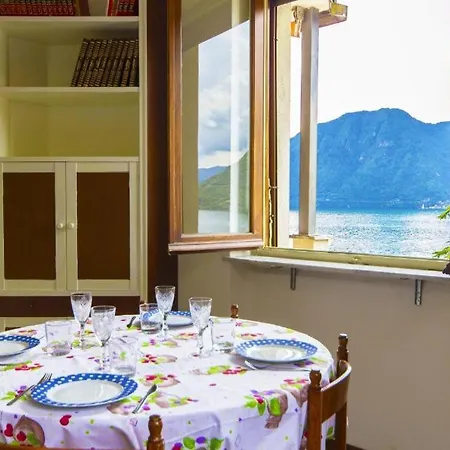 Apartment The Flamingo - With View Sala Comacina