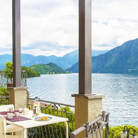 The Flamingo - With View Apartment